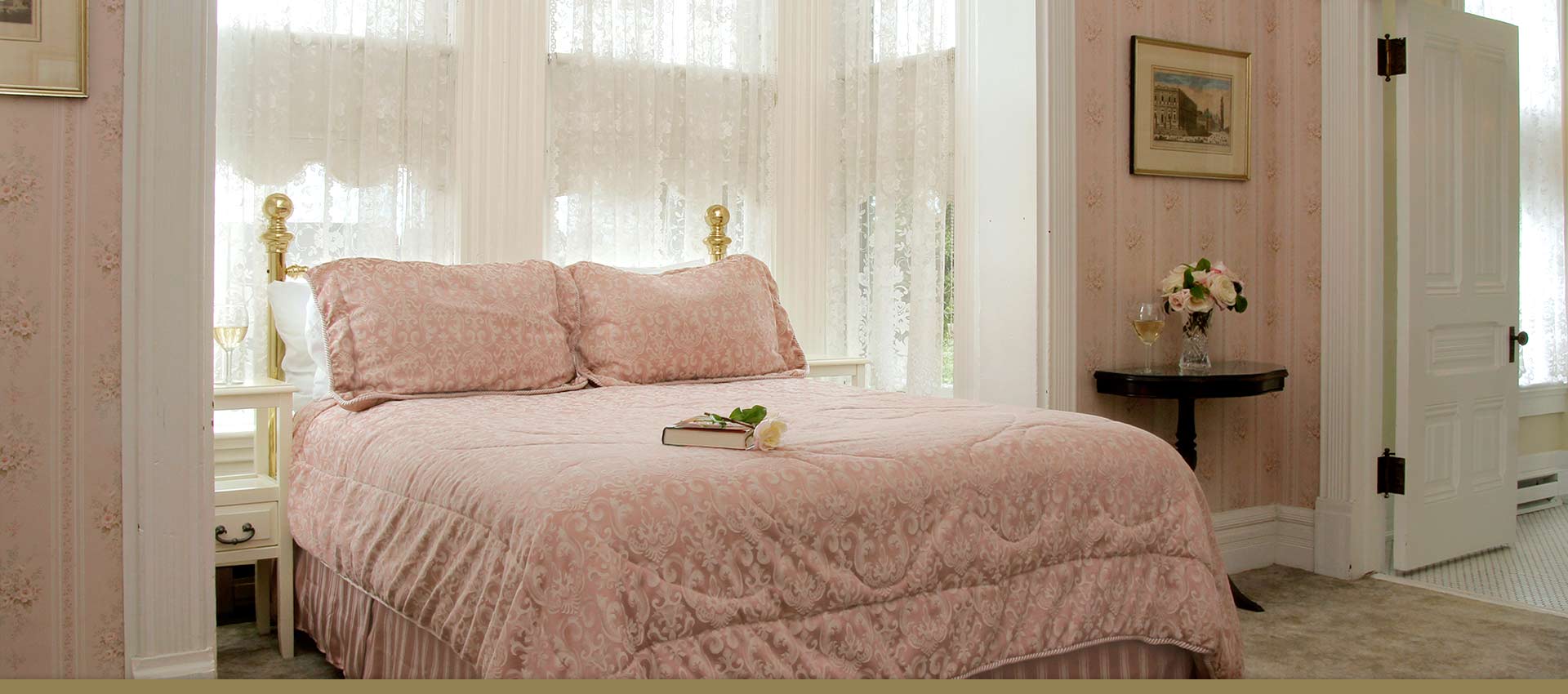 Victorian Inn Boutique Hotel Abigail Bedroom with Queen bed