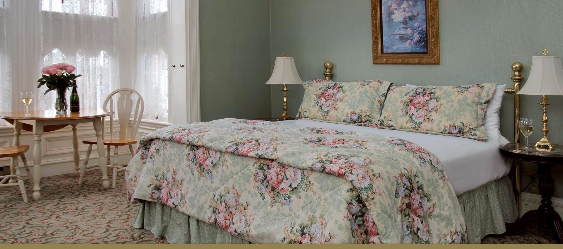 Brisa room, king bed and bay window sitting area